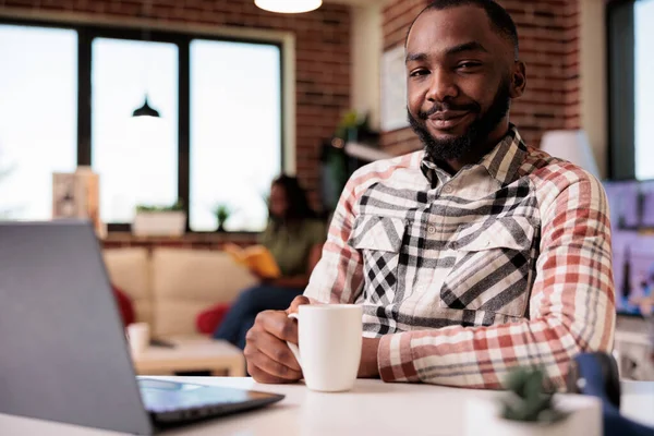Programador Afroamericano Posando Confiado Mirando Cámara Sosteniendo Una Taza Café — Foto de Stock
