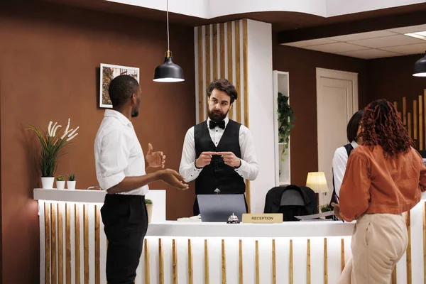 Hotelpersoneel Biedt Luxe Service Aan Mensen Die Wachten Aan Receptie — Stockfoto