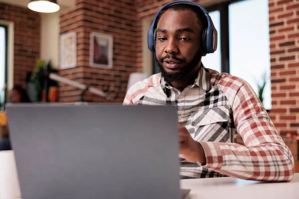 Ελεύθερος Επαγγελματίας Ασύρματα Ακουστικά Βίντεο Συνέδριο Στο Laptop Ακούγοντας Τον — Φωτογραφία Αρχείου