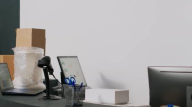 Çeşitli insanlar siparişlerle bilgisayar listesini kontrol ediyor, depo deposunda sevkiyat için paketleri gözden geçiriyorlar. Çalışanlardan oluşan bir ekip raflardan ve raflardan hisse senedi alımlarını inceliyor. El kamerasıyla..