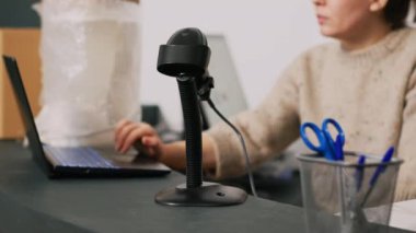 Kutularda mal paketleyen iki çalışan, mağaza sevkiyatı ve dağıtımı için sipariş hazırlıyorlar. Ürün satışı üzerinde çalışan çeşitli insanlar, hisse senedi envanterini doğrulamak..