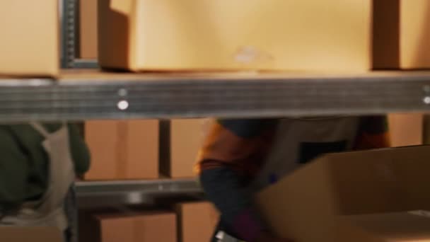Νεαρός Που Οργανώνει Κιβώτια Αποθήκη Μεταφέρει Φορτίο Χάρτινες Συσκευασίες Για — Αρχείο Βίντεο
