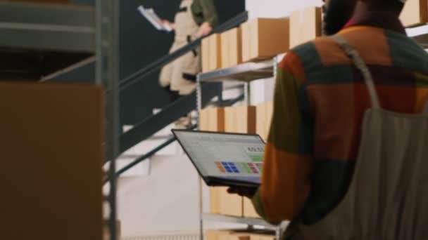 Africano Americano Trabalhando Com Laptop Para Fazer Inspeção Logística Verificando — Vídeo de Stock