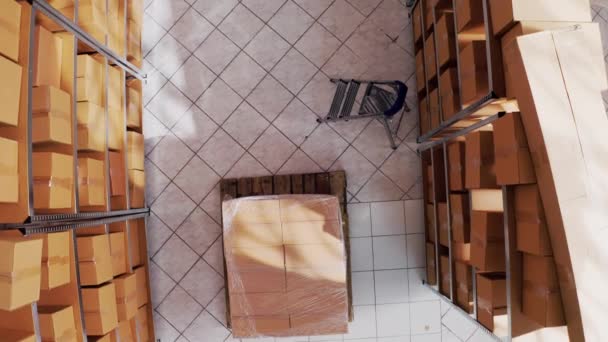 Tampilan Atas Ruang Penyimpanan Dengan Paket Dan Kotak Kardus Rantai — Stok Video