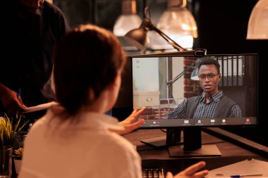 Çevrimiçi iş toplantısı, çalışanların şirket video görüşmesinde konuşması, iş arkadaşlarının telekonferansta konuşmaları bilgisayardaki webcam yazılımını kullanmaları. Şirket birefing, takım telekomünikasyon