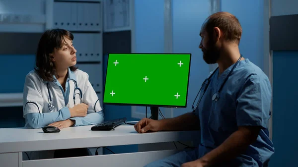 Medicinsk Personal Står Vid Skrivbordet Tittar Datorskärm Med Grön Skärm — Stockfoto