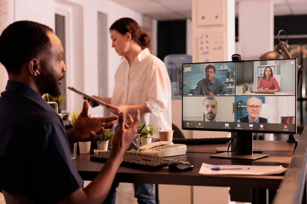 Afroamerikansk Man Talar Med Fjärrteam Video Deltar Online Möte Företagets — Stockfoto