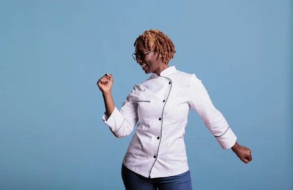 Vrolijke Afrikaanse Amerikaanse Bakker Uniform Dansend Van Opwinding Voor Camera — Stockfoto