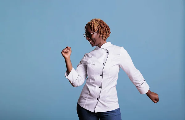 Torcedor Afro Americano Alegre Uniforme Dançando Com Emoção Frente Câmera — Fotografia de Stock