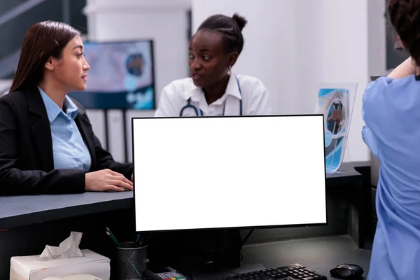 Υπολογιστής Λευκή Οθόνη Στέκεται Στην Υποδοχή Counter Desk Στην Αίθουσα — Φωτογραφία Αρχείου