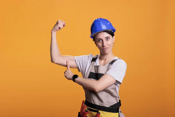 Güçlü Kadın Müteahhit Kol Kaslarını Çalıştırıyor Aletlerle Yenileme Projesinde Çalışmaya — Stok fotoğraf