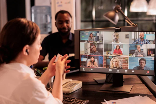 Gerente Escritório Conversando Com Funcionários Reunião Videocall Conversando Com Equipe — Fotografia de Stock
