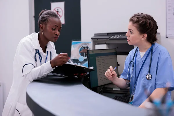Specialist Doctor Showing Medical Report Assistant Discussing Patient Symptoms Working — Stock Photo, Image