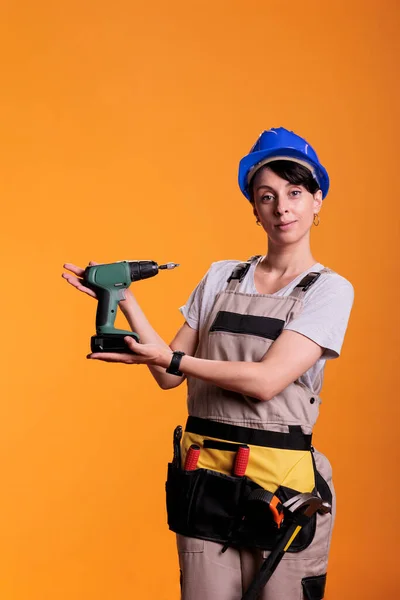Mulher Empreiteira Mostrando Arma Parafuso Sem Fio Para Indústria Construção — Fotografia de Stock