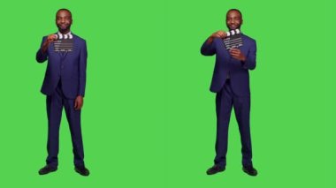 Genç yönetmen stüdyoda aksiyon için flapperboard kullanıyor, film ve post prodüksiyon endüstrisinde çalışıyor. Film yapımcısı film yapmak için film tahtası, tam vücut yeşil ekran kullanıyor.