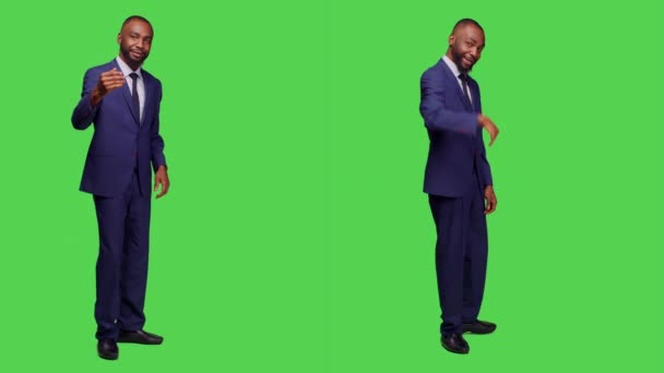 Takım Elbiseli Bir Erkek Tabela Asıp Yeşil Perde Arkasında Poz — Stok video