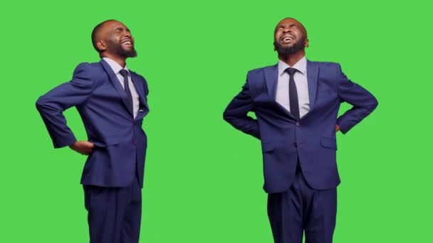 Afrika Kökenli Amerikalı Bir Adam Kamera Önünde Kas Omurga Ağrısı — Stok video