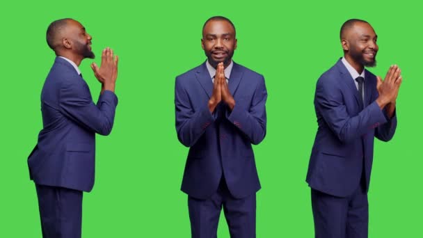 虔诚的男性模特儿在绿色的屏幕背景上做祷告 向上帝祈祷 祝福好运 乐观主义的商人是精神上的 相信耶稣 — 图库视频影像