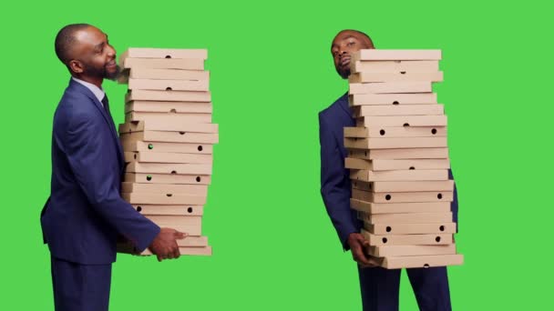 Männlicher Büroangestellter Der Studio Pizzakartons Ausliefert Und Mahlzeitenbestellungen Vom Fast — Stockvideo
