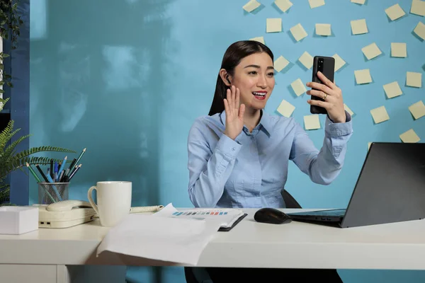 Asian Woman Having Online Meeting Phone Sitting Modern Office Professional — Stock Photo, Image