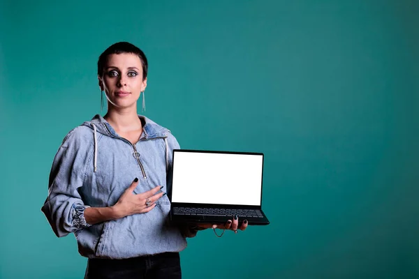 Mulher Sorridente Alegre Segurando Computador Portátil Mostrando Tela Branca Para — Fotografia de Stock