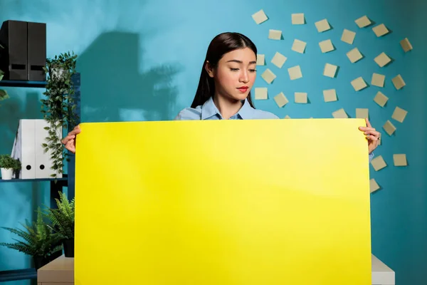 Optimistic Asian Woman Holding Yellow Cardboard Sign While Posing Modern — Stock Photo, Image