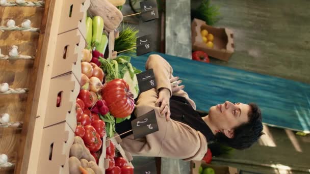 Vídeo Vertical Vendedora Joven Sección Verduras Del Mercado Alimentos Sonriendo — Vídeos de Stock