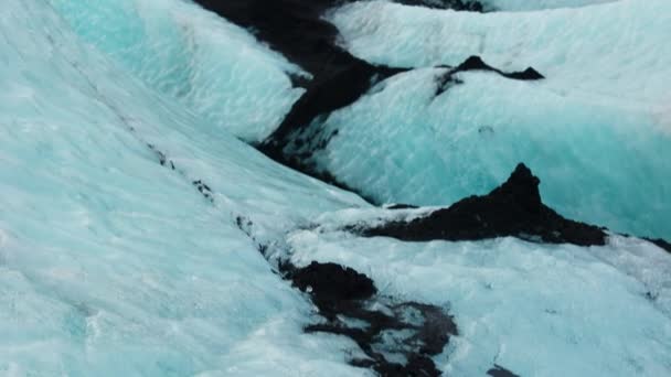 北の風景や風景の中に氷の塊 大規模な氷の土地と天然のVatnajokull氷山 霜の山の近くの凍った水とダイヤモンドの形の氷河 手持ち撮影 — ストック動画