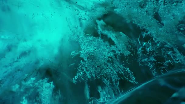 洞窟の中の雄大な氷の岩 アイスランドでの地球温暖化の後に氷が溶けていく透明な青の塊 アイスランドの氷河や極地の自然に影響を与える気候変動 手持ち撮影 — ストック動画