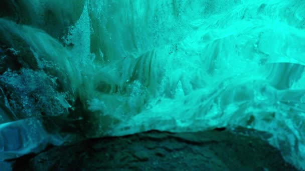 水滴从北方的冰岩 全球变暖的概念 Icy块融化在Vatnajokull冰川洞穴中 冰原景观在气候变化后被破坏 手持射击 — 图库视频影像