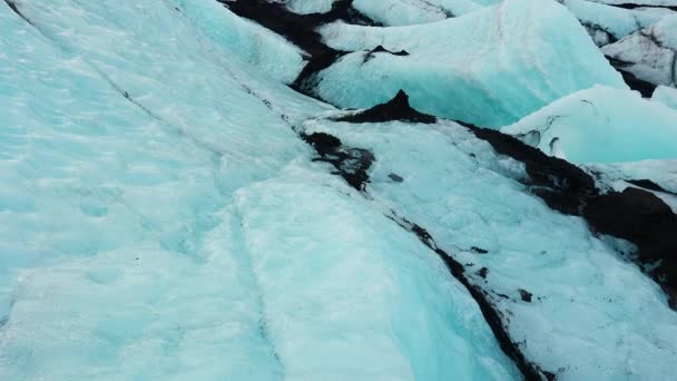 雪に覆われた北極の風景 雪に覆われた山々の近くの凍結されたダイヤモンド氷山の巨大な氷の塊を持つアイスランドのVatnajokull氷河ラグーン 氷の極国家のランドマーク 手持ち撮影 — ストック動画