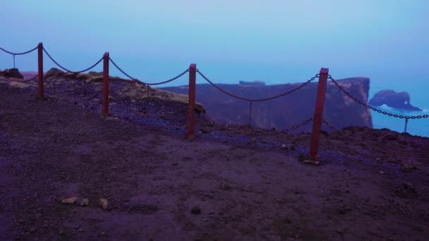 德尔霍莱半岛上的岩石门 风景秀丽 多雾的岩石悬崖 雷克雅未克冰原附近美丽的海岸线石拱 风景野外艺术 手持射击 — 图库视频影像