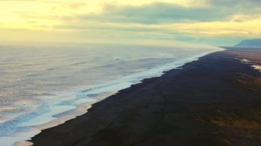 Siyah kumlu kuzey kıyıları ve güzel manzara panoramik manzarası, okyanus dalgaları. Taşlar ve gelgitlerle muhteşem plajları olan İzlanda manzarası, kutup cenneti. El kamerasıyla..