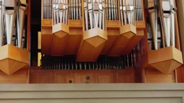 Reykjavik, İzlanda - 2 Mart 2023 - Hallgrimskirkja kilisesi içinde, Reykjavik 'te uzun org veya harmonyumlu kutsal lutheran katedrali. Dini mekanlarda fantastik müzik aleti