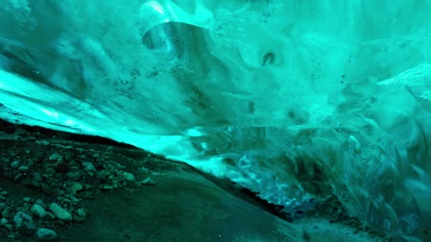 气候变化使裂缝中的冰融化 冰原上冰冻的冬季景观 水从冰岛人洞穴的破冰流中滴落 冰河冰川中的全球变暖 手持射击 — 图库视频影像