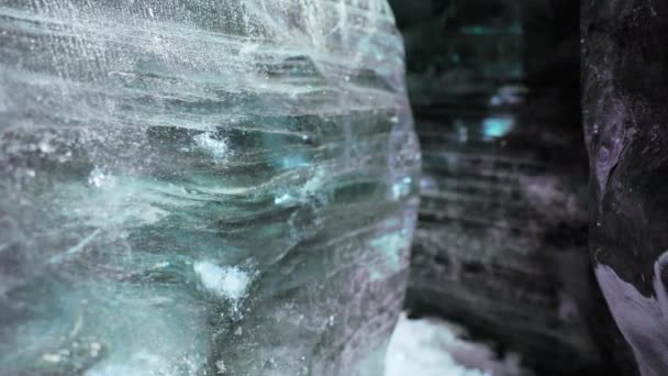 氷河のブロックを持つ氷の洞窟は アイスランドのVatnajokullで 透明な割れた氷の岩で氷山の中にあります 冬の凍結アイスランドの風景の中に美しい氷の亀裂 手持ち撮影 — ストック動画