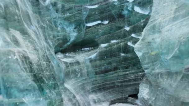 冰原的Vatnajokull裂缝中的冰岩 冰原块体中结冰结构的冰冻水块 蓝色闪亮的冰山和冰洞 有冰山一角的地标 破碎的质感 手持射击 — 图库视频影像