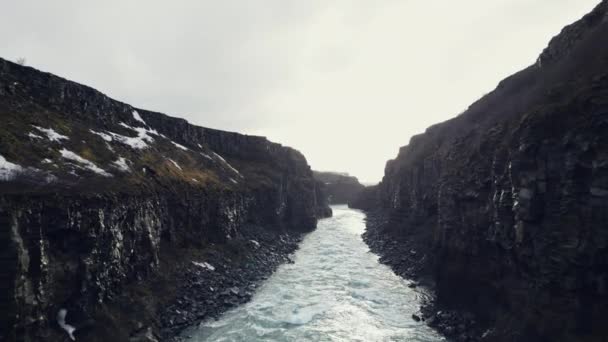 Luftaufnahme Des Nordischen Gullfoss Wasserfalls Einem Fantastischen Fluss Der Zwischen — Stockvideo