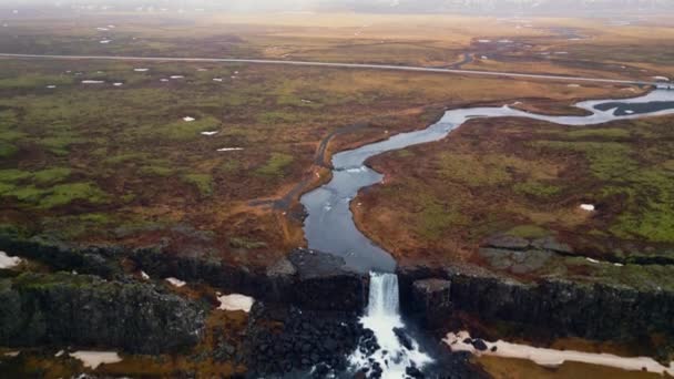 Дрони Іцеландичного Каскаду Масивний Річковий Потік Тече Замерзлих Скель Водоспад — стокове відео