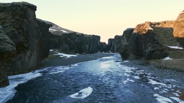 Izlandi Fjadrargljufur Kanyon Drón Lövés Gyönyörű Folyó Északi Tájak Havas — Stock videók