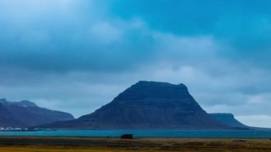 İzlanda 'daki Kirkjufell Dağı' nın zamanı. Devasa gölü ve tepeleri olan güzel bir Game of Thrones filmi. İleri sarma hızında muhteşem bir İzlanda manzarası. Üçayak atışı.