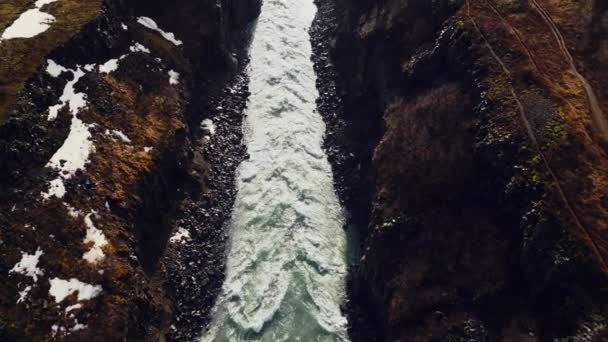 无人机拍摄的雪崩瀑布峡谷与河流 美丽的丑闻鸟类风景与流水流淌 陡峭的北冰洋 悬崖峭壁 群山丛生 慢动作 — 图库视频影像