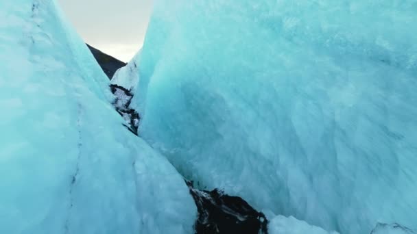 Drohnenaufnahmen Von Vatnajokull Gletscherrissen Und Gletscherspalten Mit Diamantfrostigen Eisblöcken Isländischer — Stockvideo