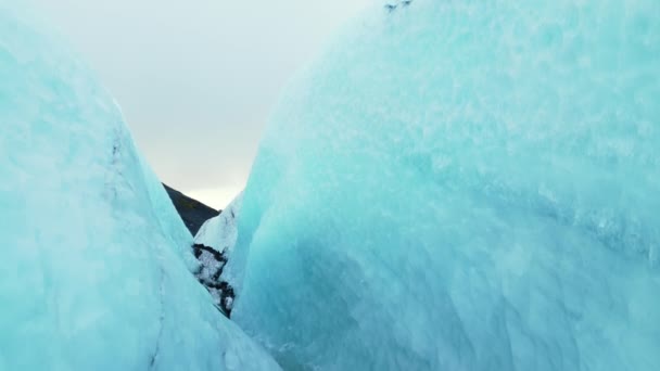 アイスランドの雄大なヴァトナヨークトル氷河 巨大な霜の氷の塊と割れ目の氷山 美しいアイスランドの風景と自然 閉めろ ドローン撮影 — ストック動画