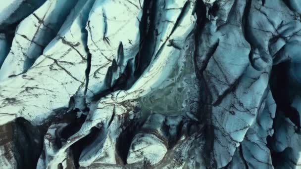 Drónlövedék Jégbarlangokból Ilandon Hatalmas Jégsziklák Sötét Hasadékok Vatnajokull Gleccsersapkán Gyémánt — Stock videók