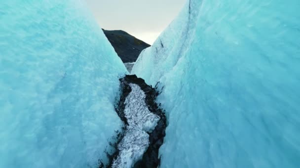 アイスランドの風景の中に凍った水の横にあるVatnajokull氷河洞窟 北欧の大規模な氷の岩のドローンショット アイスランドでは雄大な氷山が広がっています 閉めろ スローモーション — ストック動画