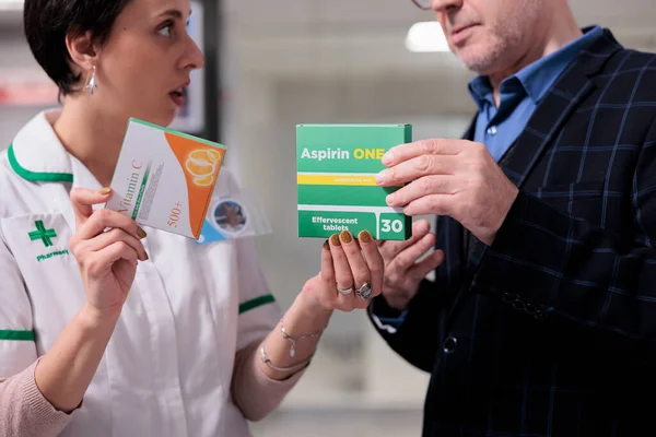Asistente Farmacia Recomendando Vitamina Aspirina Cliente Ayudando Elegir Píldoras Antiinflamatorias — Foto de Stock