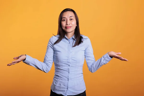 Femme Asiatique Confus Étant Hésitant Peu Confiant Tout Essayant Répondre — Photo