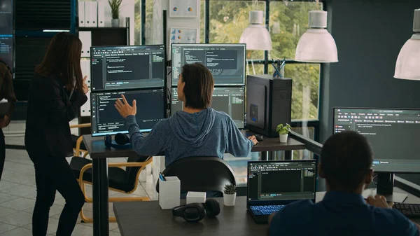 Der Systemingenieur Überprüft Den Code Auf Mehreren Monitoren Und Arbeitet — Stockfoto