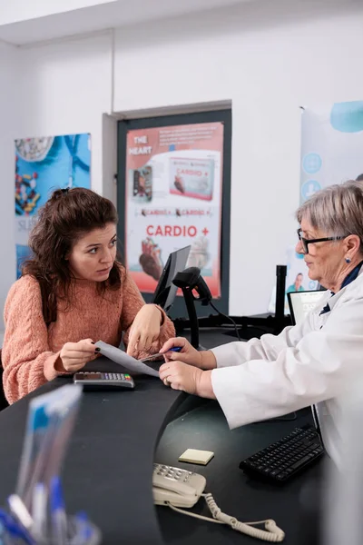 Elderly Pharmacist Standing Drugstore Counter Helping Customer Pharmaceutics Treatment Checking — Stock Photo, Image